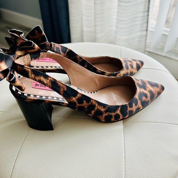 Betsey Johnson Brown Leopard Heels - Picture 2 of 5